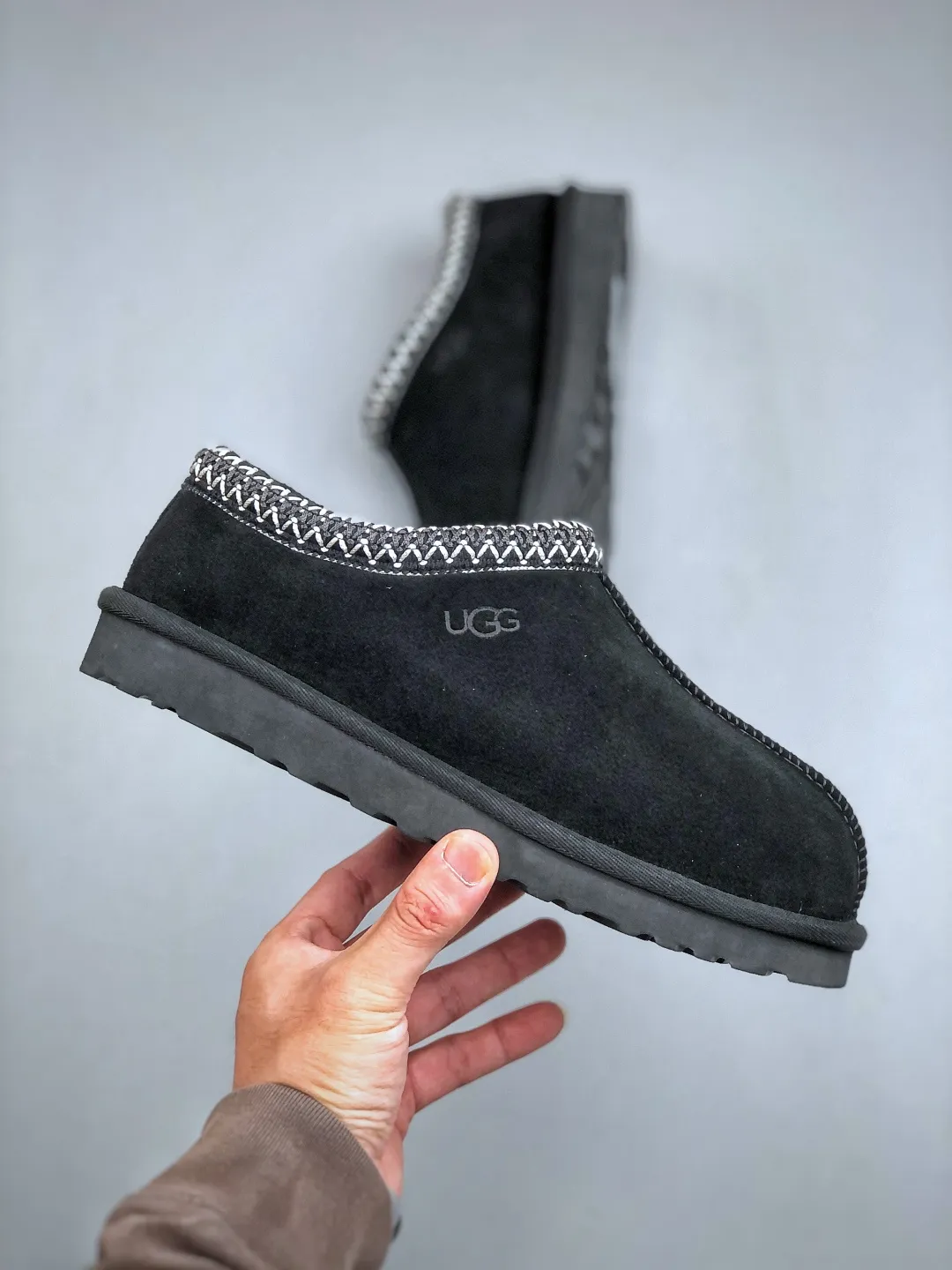 Local self-pickup💰540 supports store placement. The top version on the market. UGG Tazz. Ethnic thin-soled men's and women's models. Xiaohongshu's hot model. Produced by a major foreign trade factory in Guangzhou. Real sheep fur from toe to insole. Independent outer box packaging. Chip. Waterproof process. Different from any version on the market. 5cm thick sole, independently developed original outsole, cashmere insole, keeping warm in winter, suitable for home use. In the new year, uug launched a style series, which is partially geared towards the preferences of young consumers. It has also moved to the forefront of fashion trends. Shoe body material, water-repellent coated suede upper, 17 mm UGGPURE™ implanted wool insole, lightweight non-slip and comfortable rubber outsole, with brand LOGO and trademark, with full package Size: 35 36 37 38 39 40 41 42 43 44 45